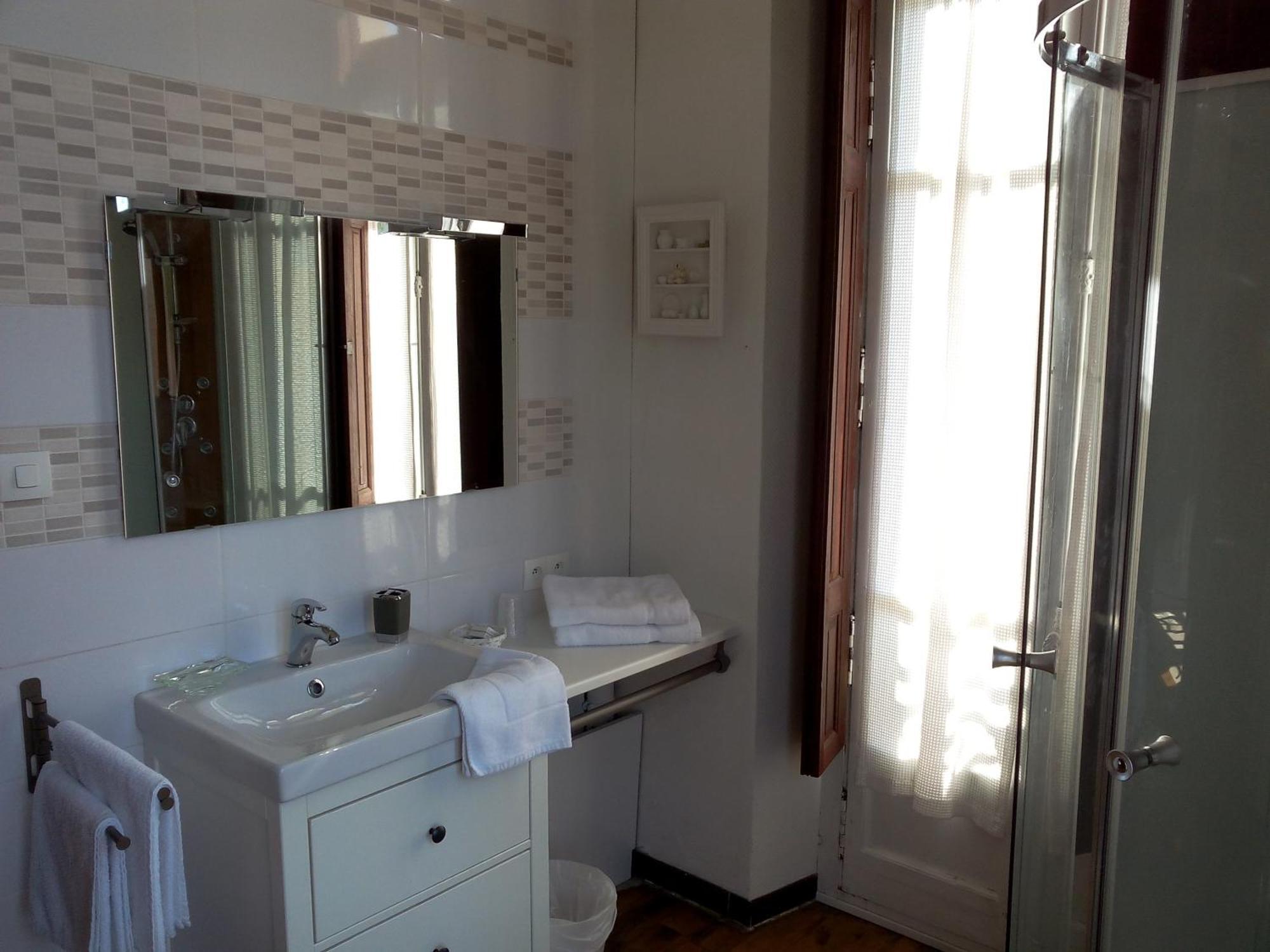 Castel De La Pique Bed & Breakfast Bagneres-de-Luchon Exterior photo