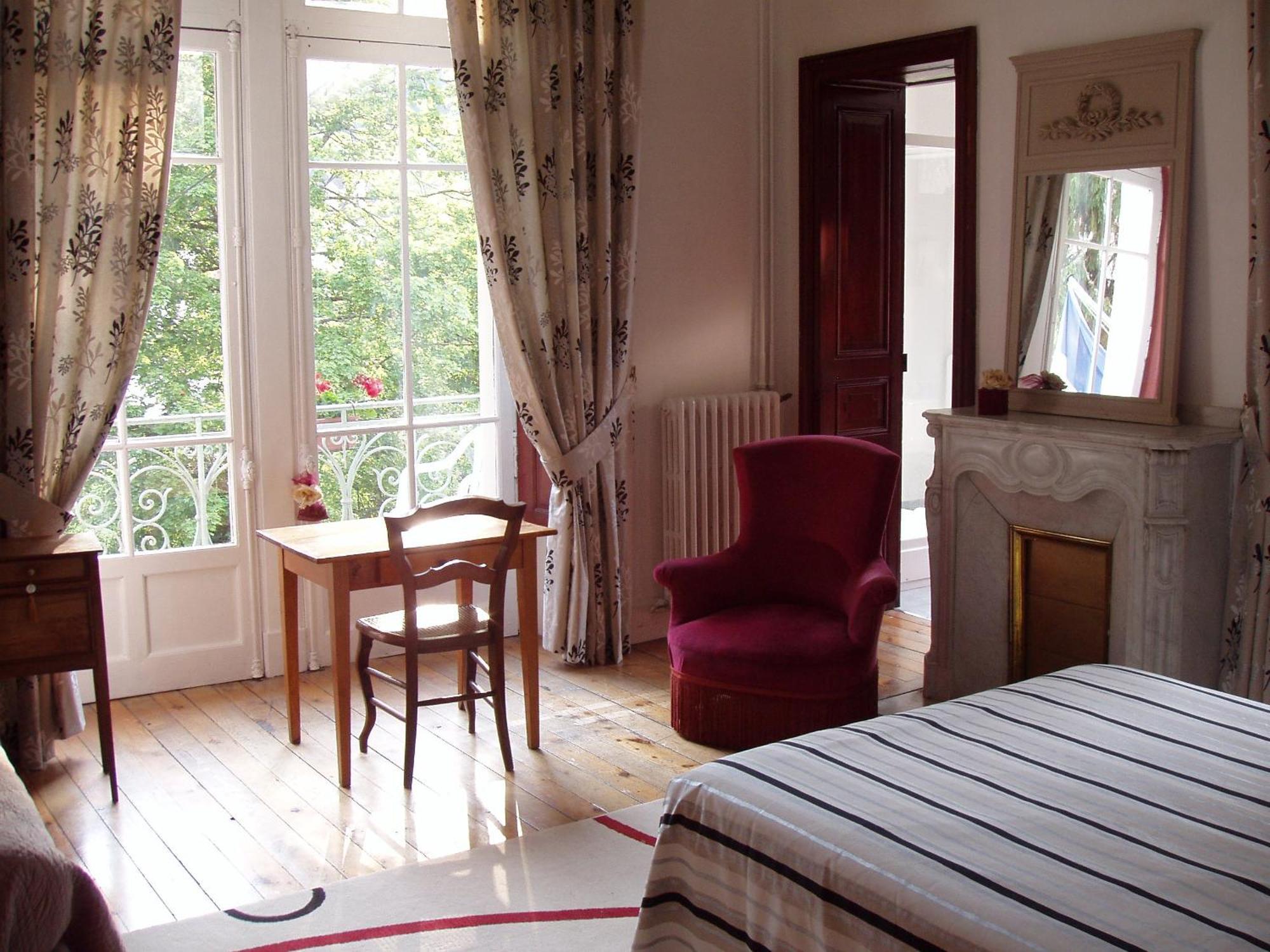 Castel De La Pique Bed & Breakfast Bagneres-de-Luchon Room photo
